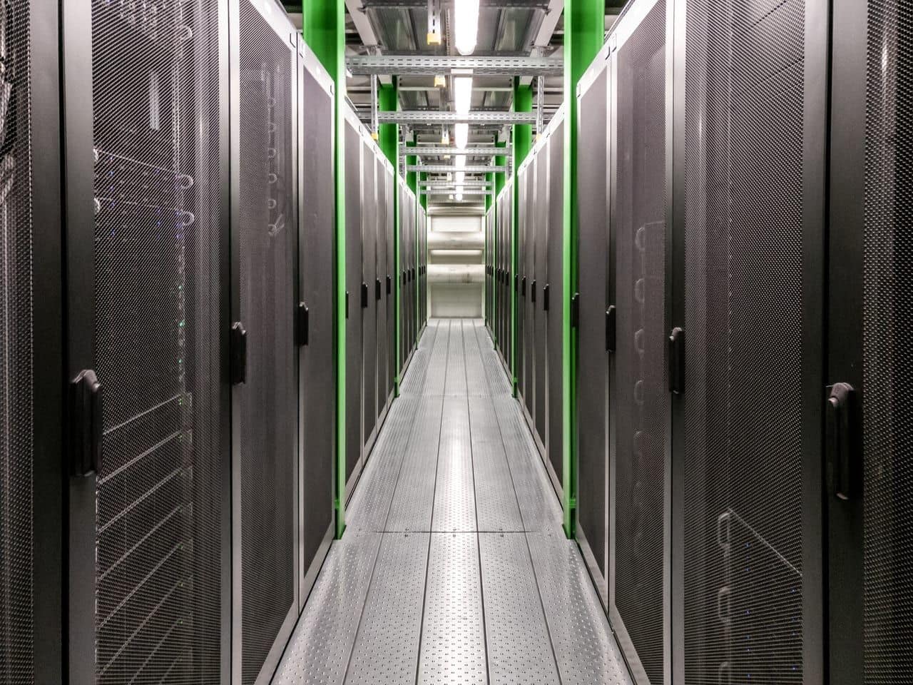 VMware vs Hyper-V vs Proxmox: Choosing an Enterprise Virtualization Platform